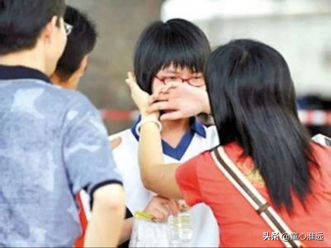 高考忘涂答题卡，女孩下跪恳求老师给一次机会