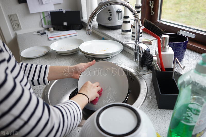 4 ways to wash dishes and 3 precautions. There is no detergent at home