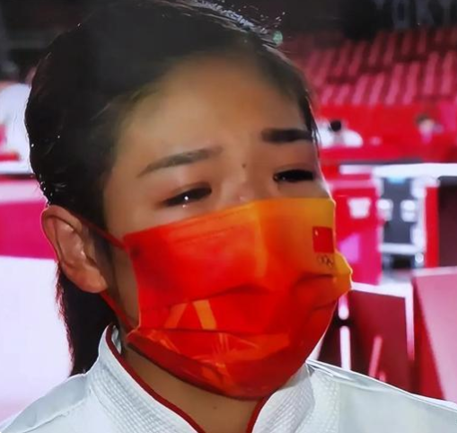 双眼通红，刘诗雯淋雨离开，场外妈妈鞠躬感谢，两人陪同太暖心