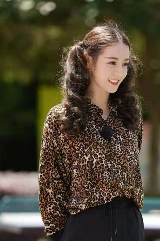 迪丽热巴最新自拍照：豹纹装扮搭配豹纹手机壳，御姐范儿引好评