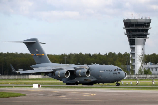 有何企图？一架美军大运直飞莫斯科，俄罗斯人看后夹道欢迎