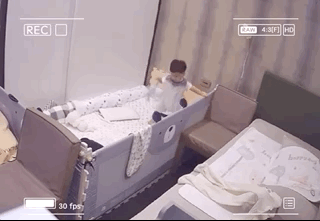 安以轩一岁一个月儿子玩“越狱”，翻床身手敏捷，被指是惯犯