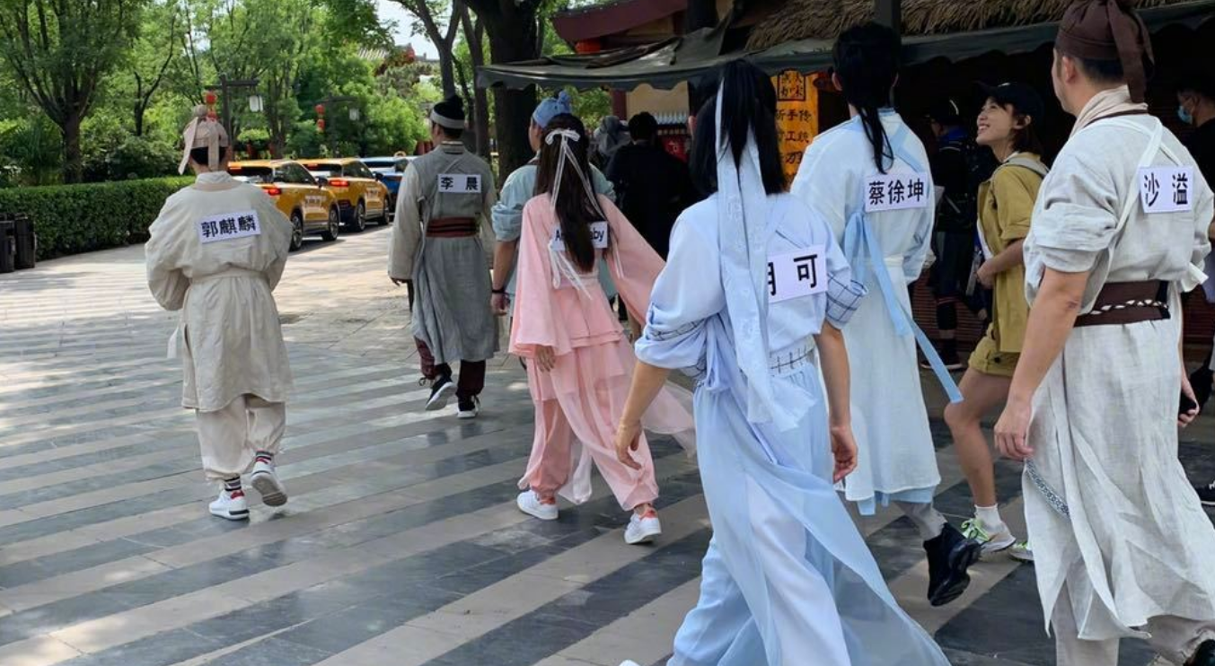 奔跑吧成员挑战古装造型，郭麒麟蔡徐坤互动活力十足，胡可也来了