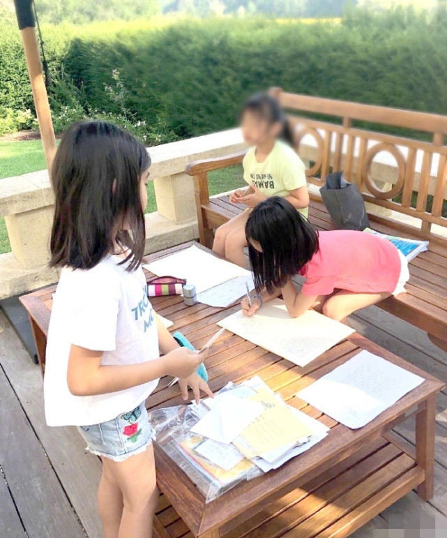 黎姿週末與女兒們遠足，母女四人同框超溫馨，三姐妹個頭快一樣高