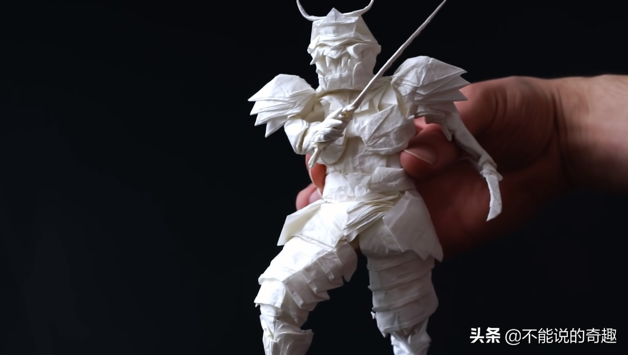 芬兰网友仅用一张纸，不加任何切割和撕裂折出逼真形象，拍案叫绝
