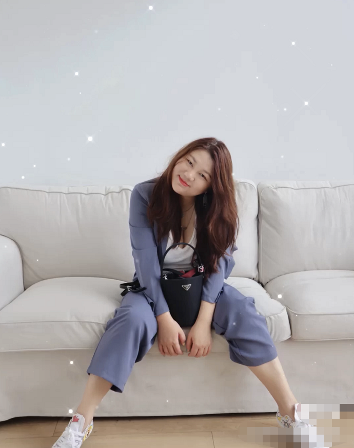 杨天真这是要自己出道吗，一身女老板看着好勒