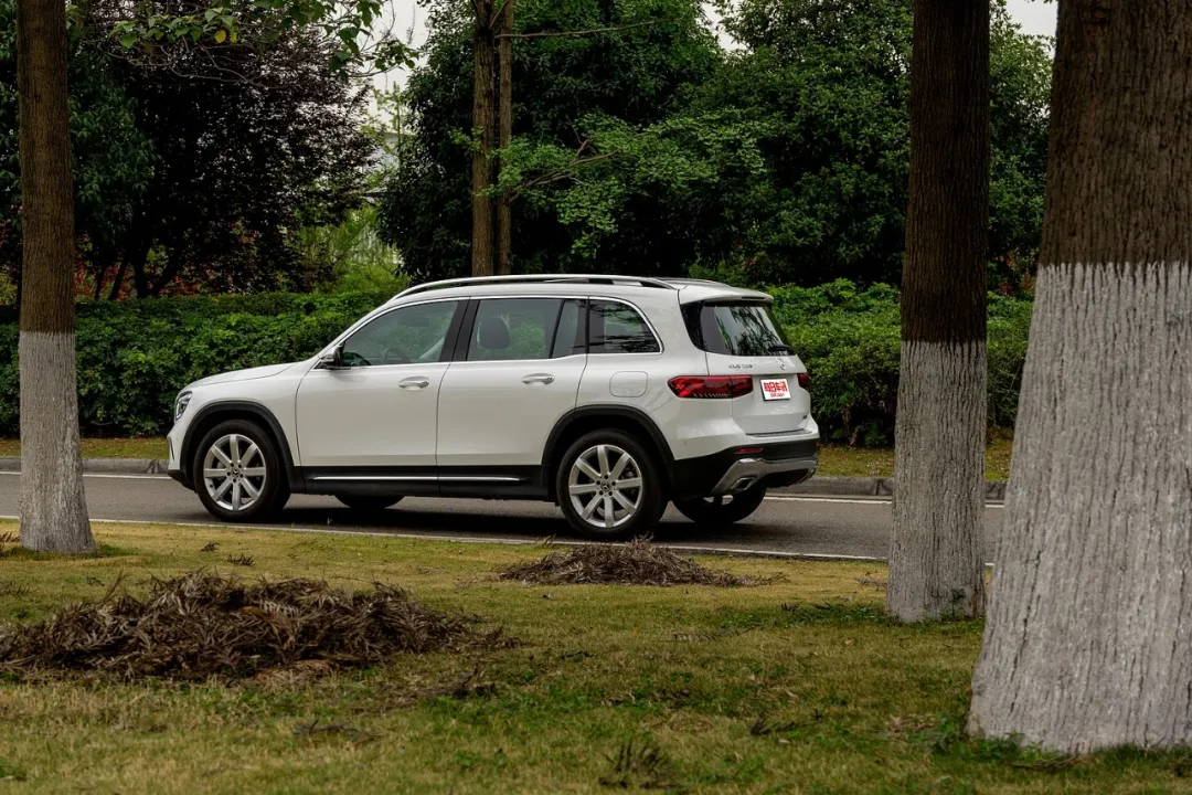 30多万+7座SUV+奔驰，GLB胜在同级“唯一性”|试驾