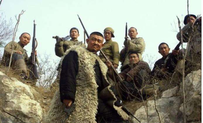 粟裕率领部队挺进江南，一支土匪挡道，粟裕和