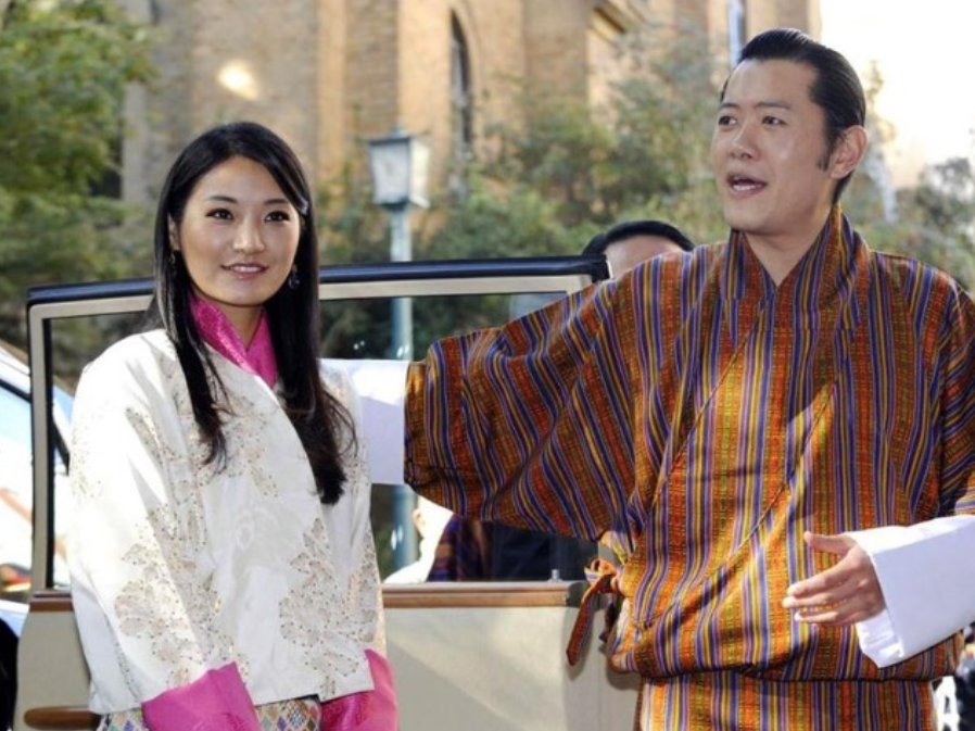 29岁不丹王后怀二胎后地位倍增，国王全程搀扶，太王太后帮看孩子