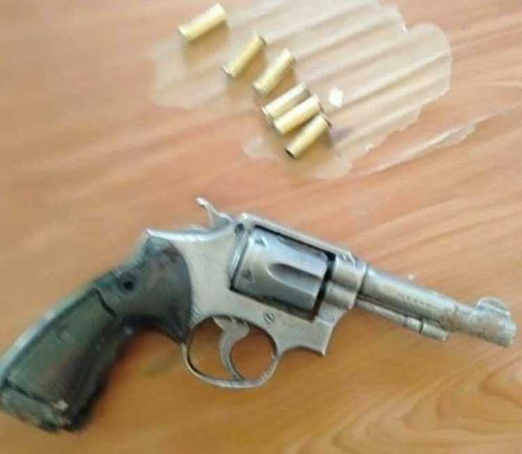 警匪追逐！柬埔寨男贼偷车败露，竟连开3枪突围