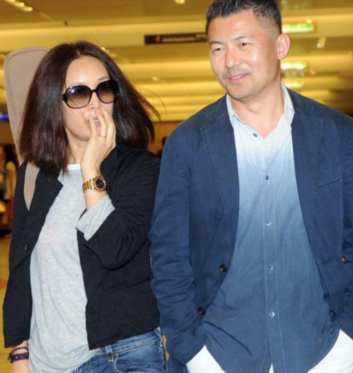 那英夫妇挽臂出行,身价上亿只穿600元棉袄,富