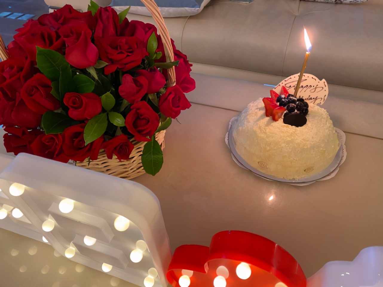 郎朗当爸后迎首个生日，与吉娜合体包粽子庆生，夫妻幸福相拥甜齁