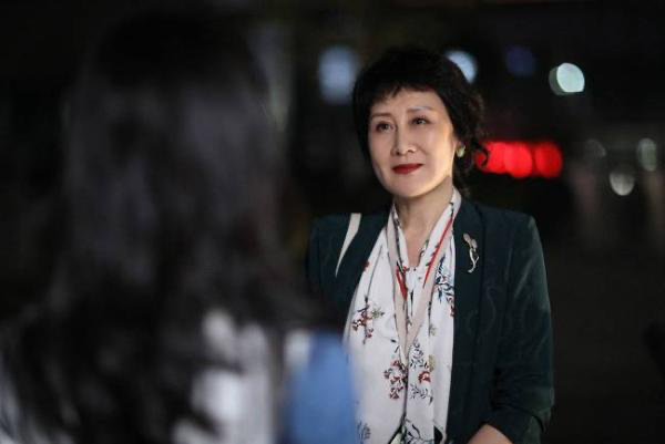 被演戏耽误的运动员！凯丽打篮球一投一个准，与女儿可可潮玩京城