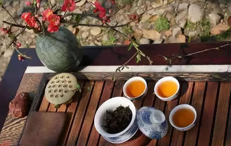 女性秋季喝茶，选哪种茶好？秋天养生喝茶，要注意哪几点？