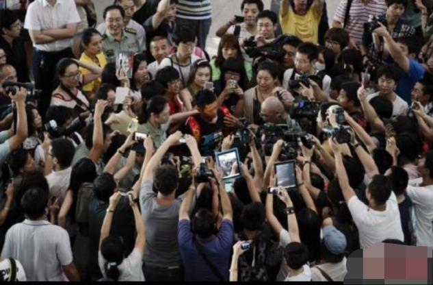 娱乐圈粉丝到底多疯狂，女明星粉丝最可怕，刘