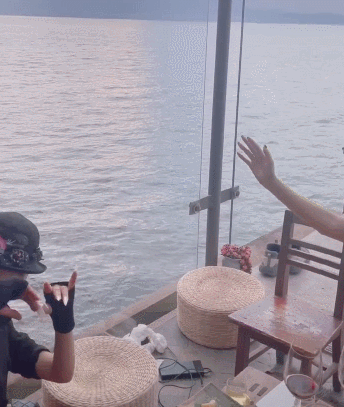 62岁杨丽萍和小鲜肉在月亮宫欣赏美景，网友：恋