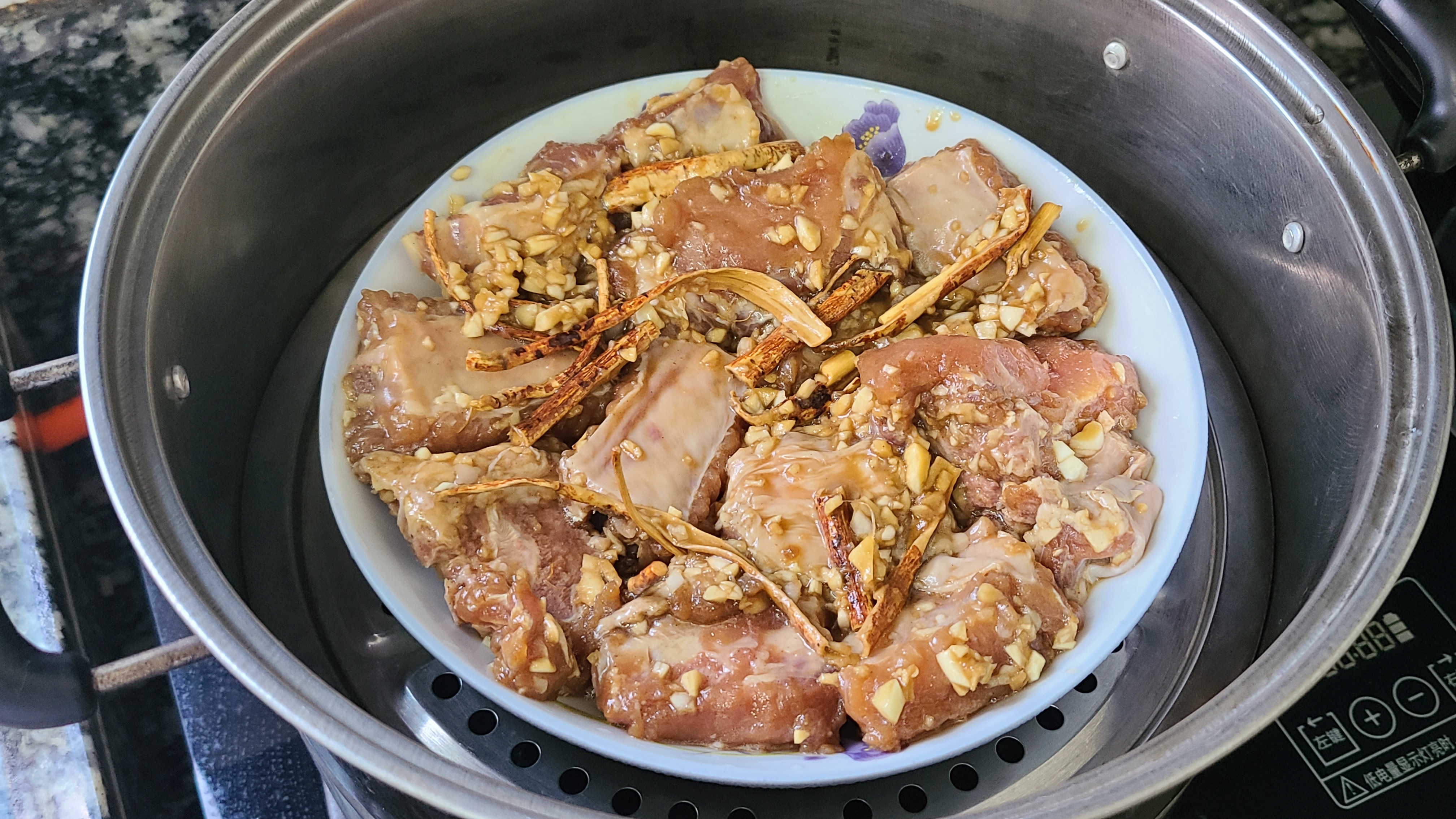 五指毛桃蒸排骨，广东很火的一道菜，香味浓郁又好吃，味道特别