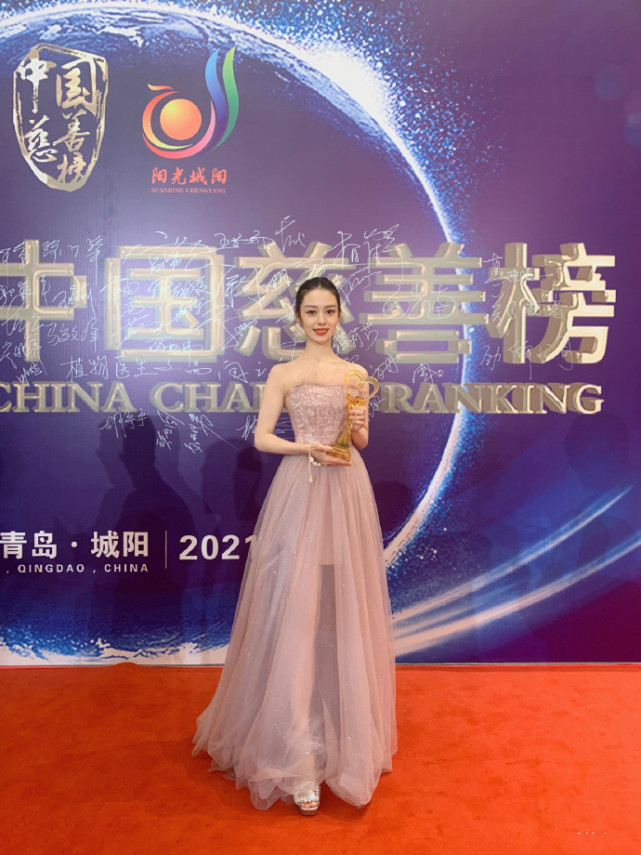 吉娜罕與爸爸出席活動，產後三月比懷孕前還瘦，父女同框顏值超高