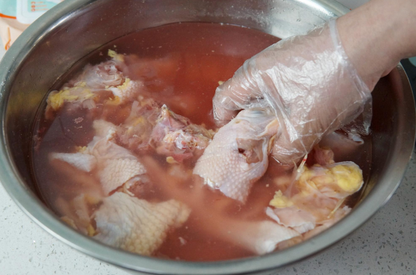 图片[4]-炖鸡汤做法步骤图 金黄浓香没腥味-起舞食谱网