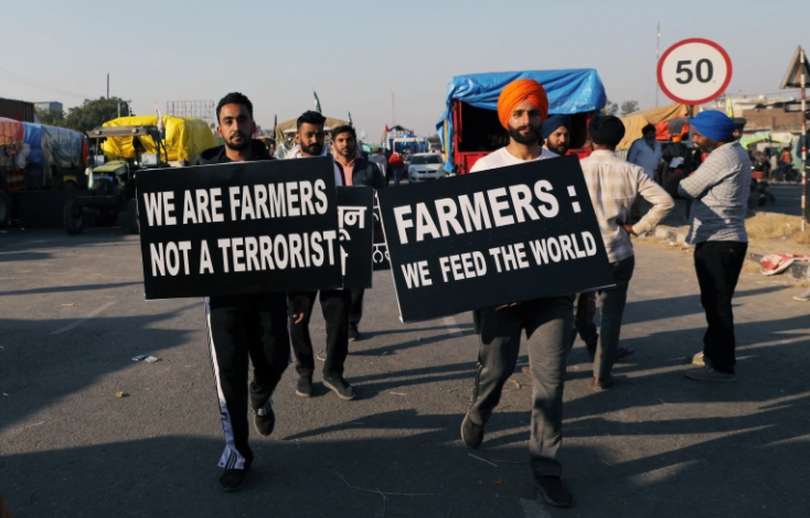 莫迪还要沉默？愤怒的农民拆毁1500座信号塔，亚洲首富遭重大损失