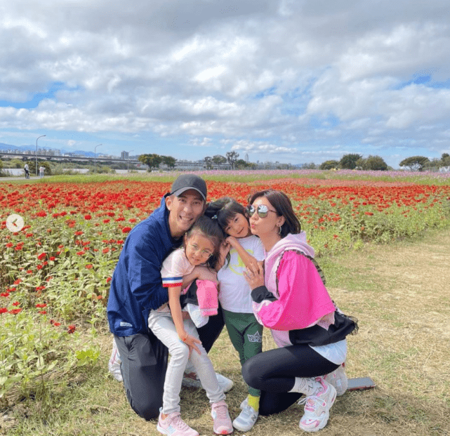 可爱到犯规！贾静雯晒俩女儿自画像，咘咘波妞抽象画功被妈妈调侃