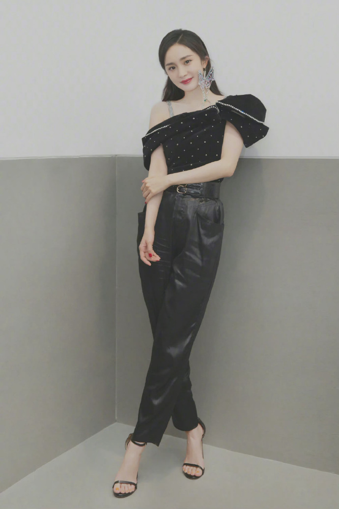 杨幂不愧是85花中翘楚，机场穿皮裤腿细且直抢镜