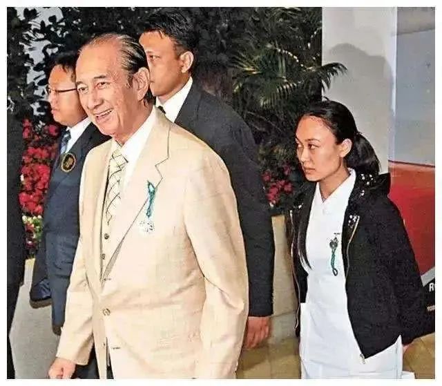 甘愿无名份陪在富豪身边的女人们，各有各的魅力，最久的已经27年