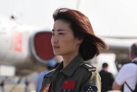 中国第一位歼十女飞行员，30岁时飞行训练牺牲，