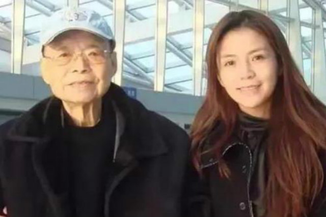 她亲手拔掉了父亲的氧气管，而朱迅没勇气拔，