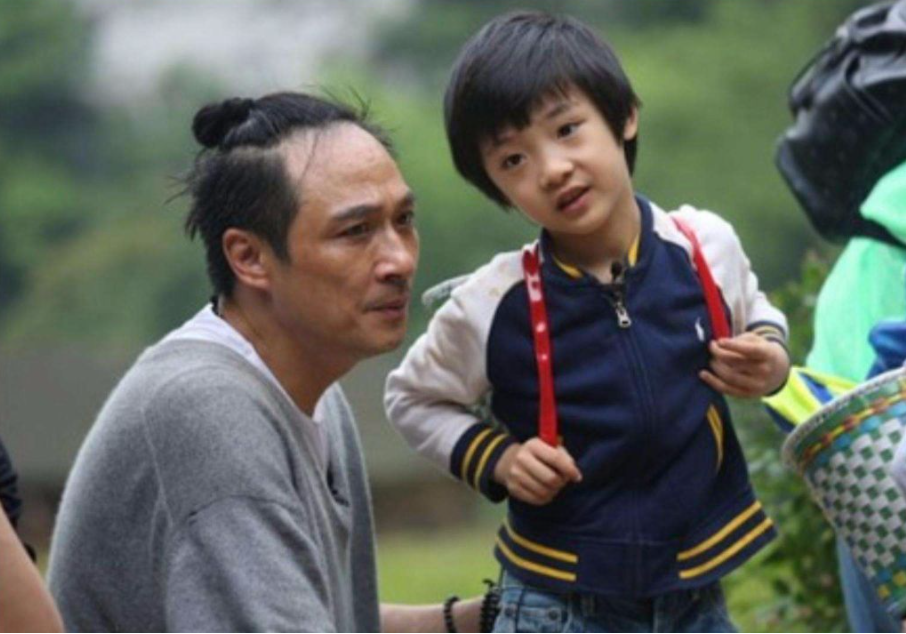 吴镇宇儿子费曼近照曝光！身体壮实嘴边一圈胡子，生图黑眼圈严重