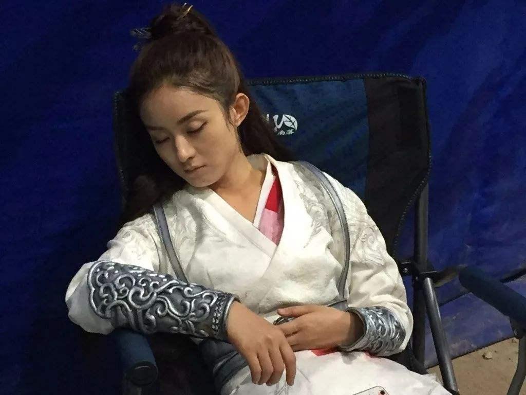 赵丽颖背上纹身为谁而留？冯绍峰蒙在鼓里，36片花瓣却已明示答案