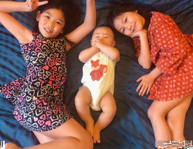 太甜蜜！蔡少芬张晋游重庆长江索道，被人群包围依旧镇定拥抱合影