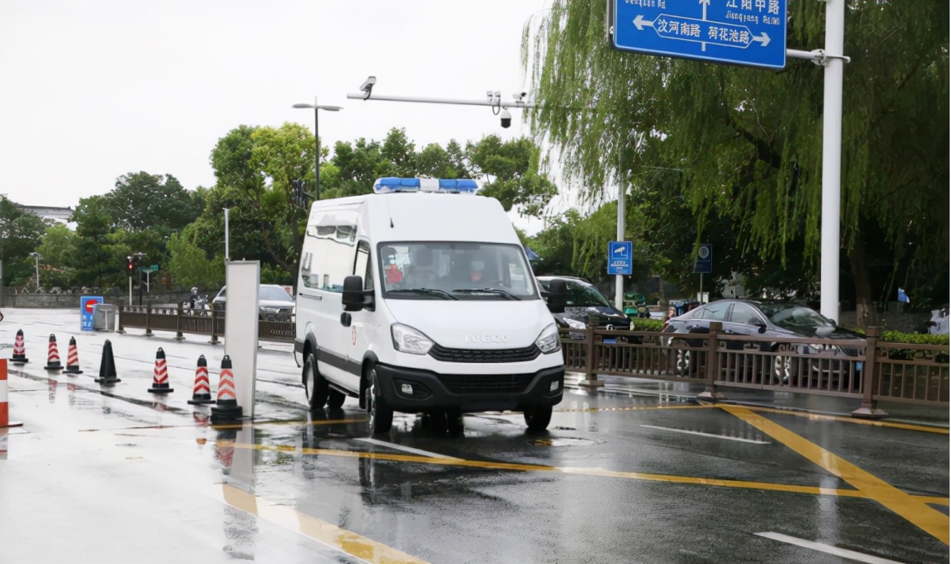 揚州90后女孩，向醫(yī)院捐贈了一輛依維柯負壓救護車