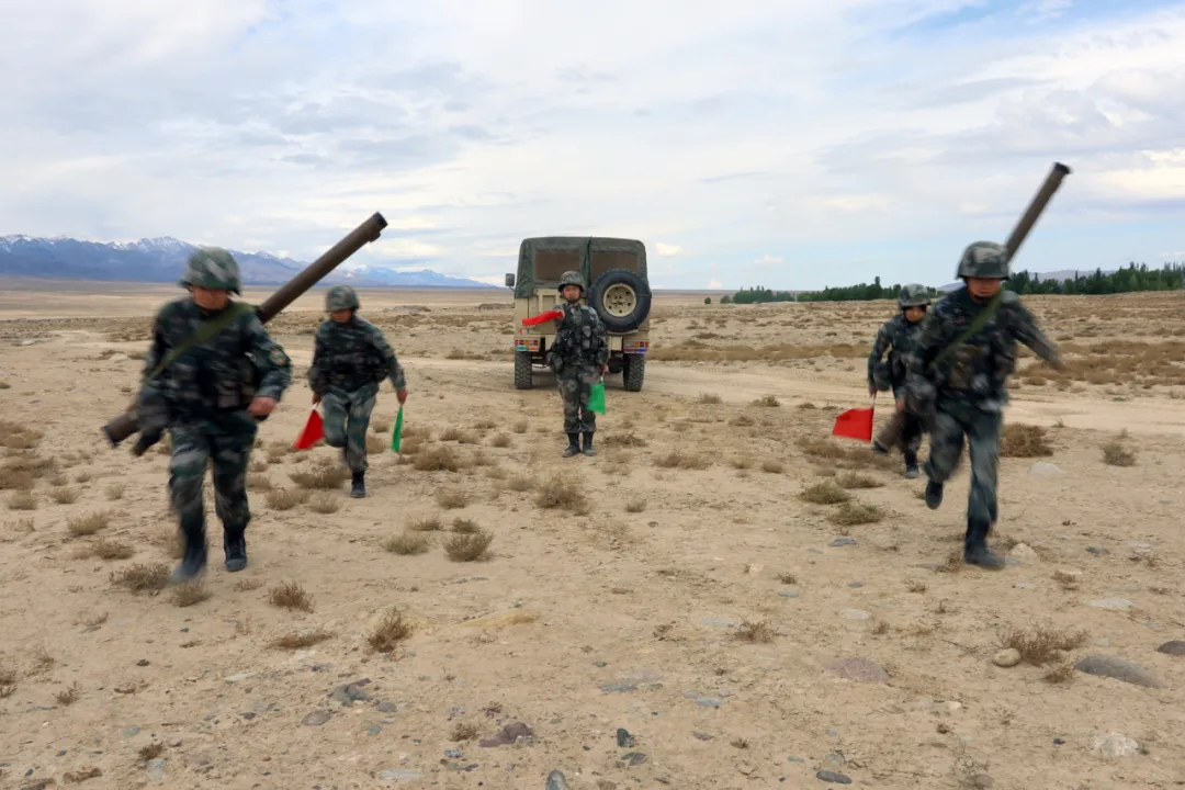 就是这么帅！77集团军小女兵，肩扛新型便携式导