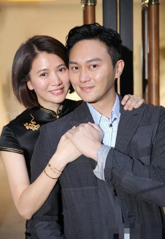 张智霖与儿子过父亲节，父子颜值超高腿长令人羡慕，坐一起像兄弟