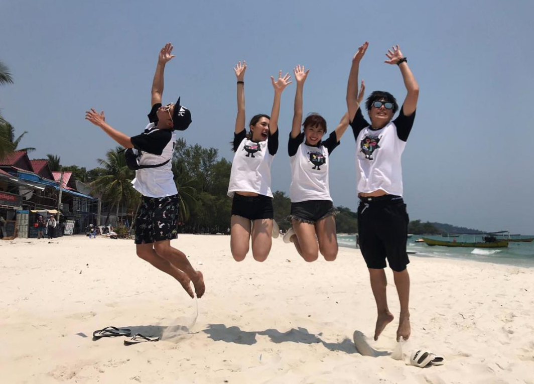 鼻酸！女友峮峮代替小鬼为其父过60大寿，完美复刻全家福