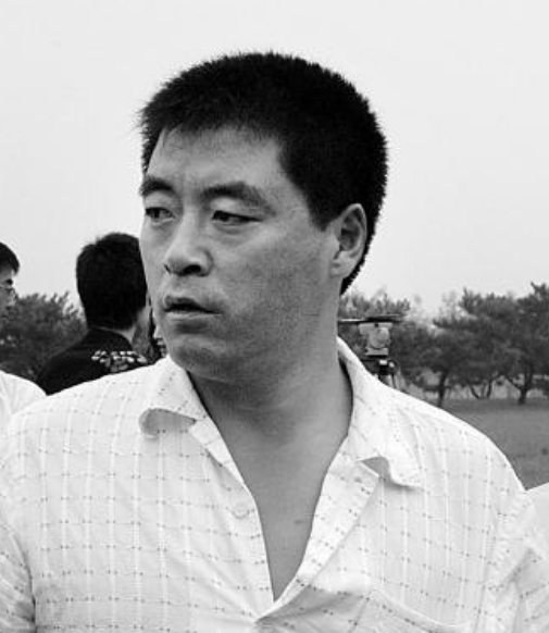 四次拒绝赵本山，转身拜了潘长江为师，当年的