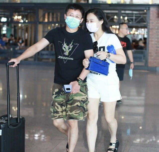 鄒市明一家四口遊哈爾濱，冉瑩穎曬照紀念，和兒子們一起吃冰棍