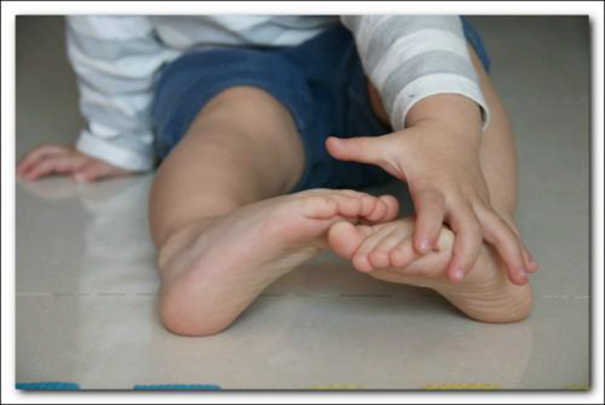The baby likes to walk barefoot, but the parents are always afraid of