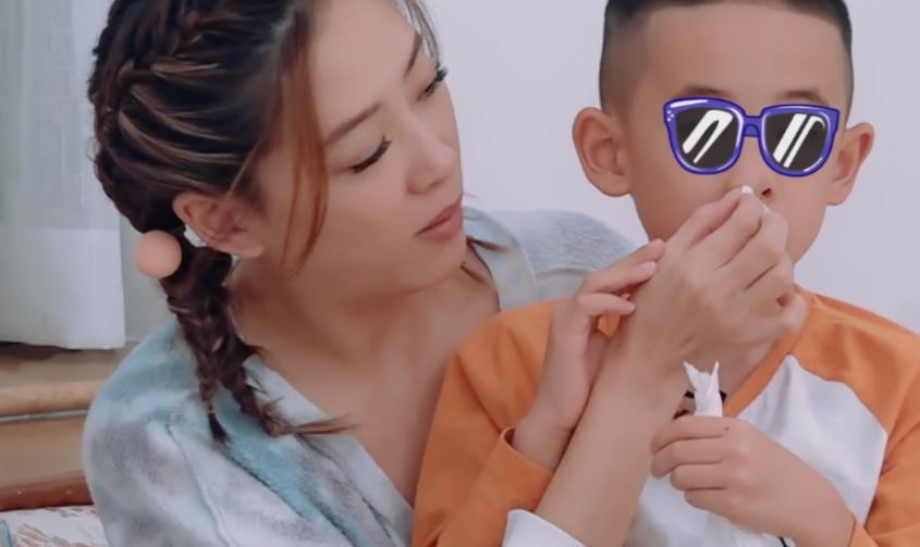 應采兒接兒子Jasper放學被拍，手拿漢堡超寵孩子，當眾跳舞很賣力