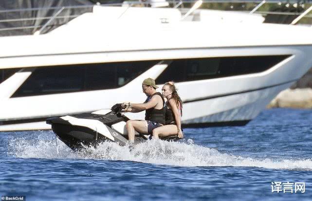 美“最帅囚徒”带娃加入BLM，腹肌耀眼，富婆未