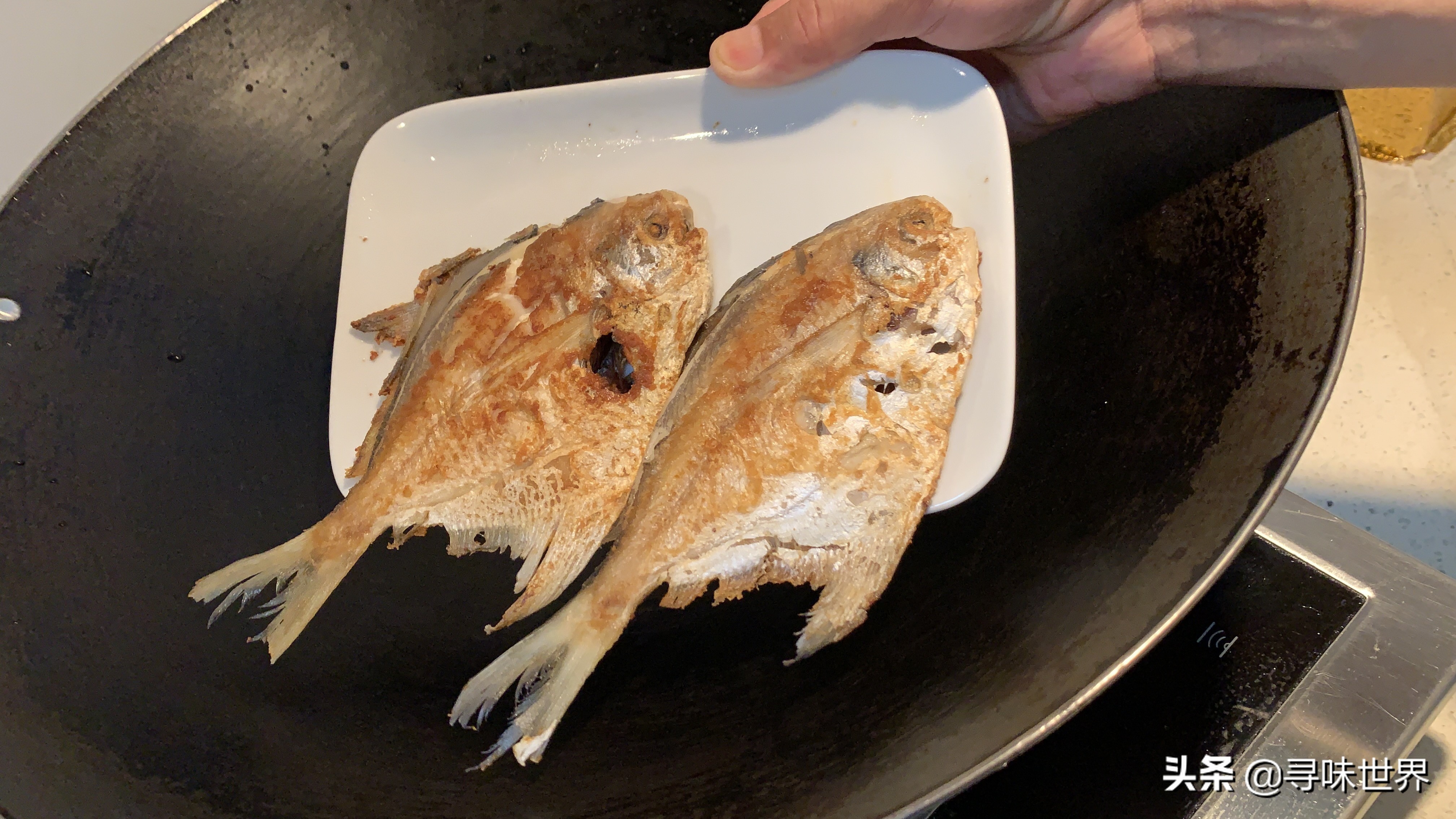 防止食物粘鍋，記住不要先放油和撒鹽，教你小技巧，鐵鍋煎魚不粘