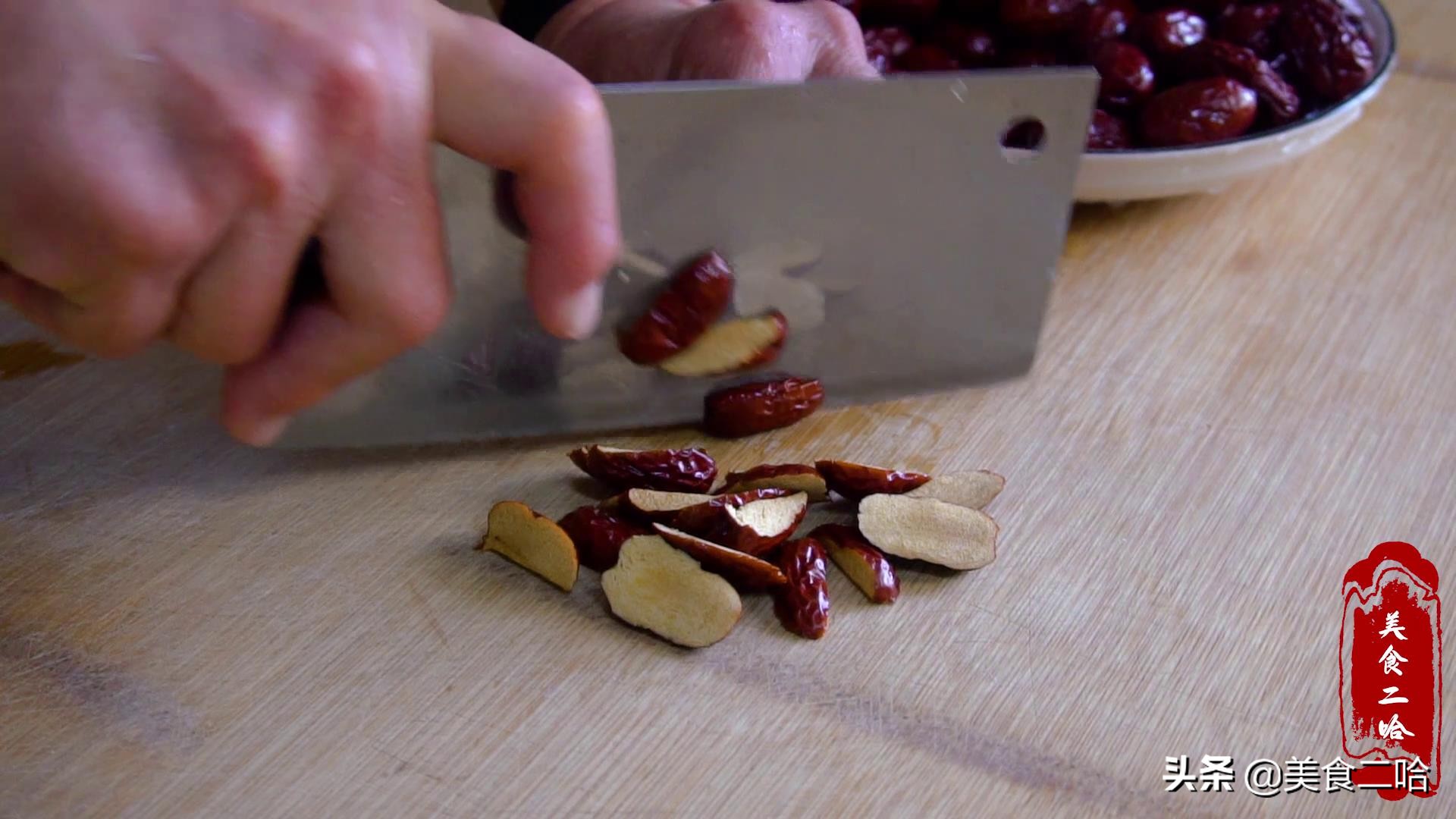 蒸发糕时，记住别用面粉酵母粉，教你快速做法，松软不粘牙