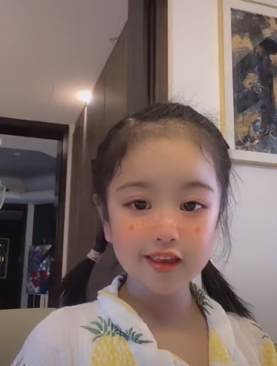 包贝尔晒女儿街舞视频！5岁饺子灵动可爱，意外暴露两辆“豪车”