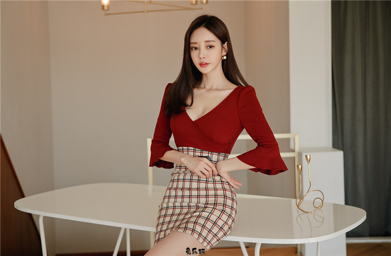 孙允珠:赤霞珠红酒愠色扇叶蝶形衣裙