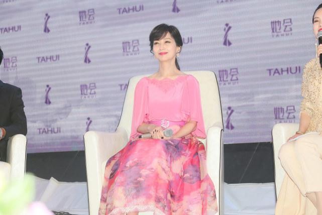 赵雅芝长相“冻住了”，奶奶年纪长相少女，一身粉气质减龄又青春