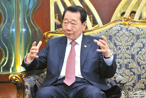 再次受邀登上城楼，他是驻华外企“第一人”，在我国投资1200亿