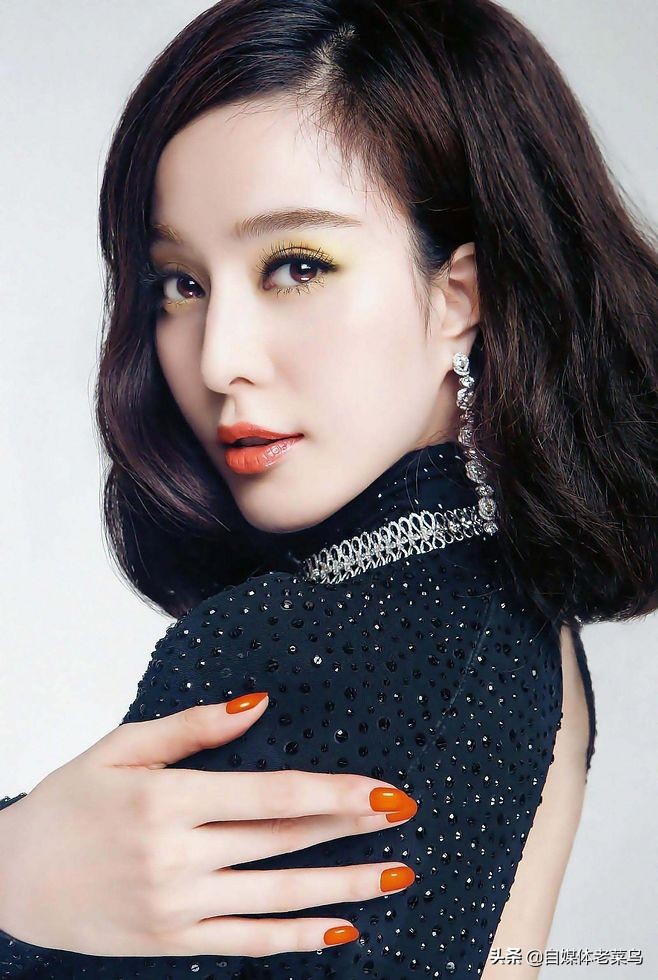 范冰冰宣告复出？首登内地杂志封面，黑长直发