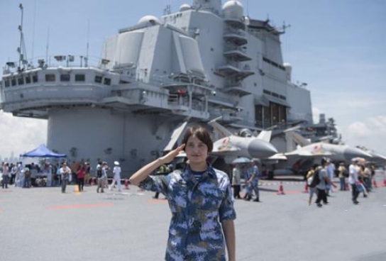 辽宁舰最美掌舵人：同龄人开车她却在开挂，2