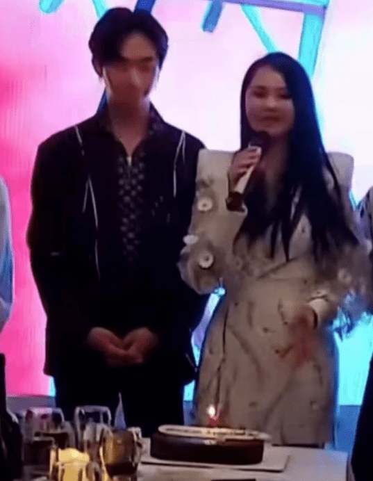 53岁伊能静与19岁儿子合体拍广告，母子穿亲子装同框像姐弟